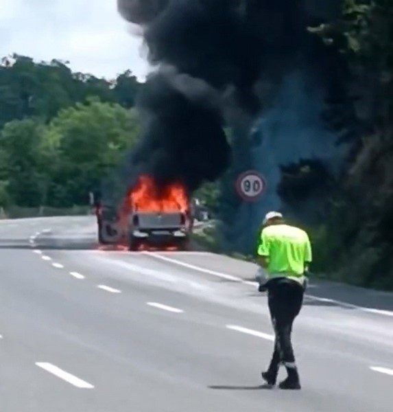 bursada seyir halindeki kamyonet alev alev yandi 25c3c7fc09fb |