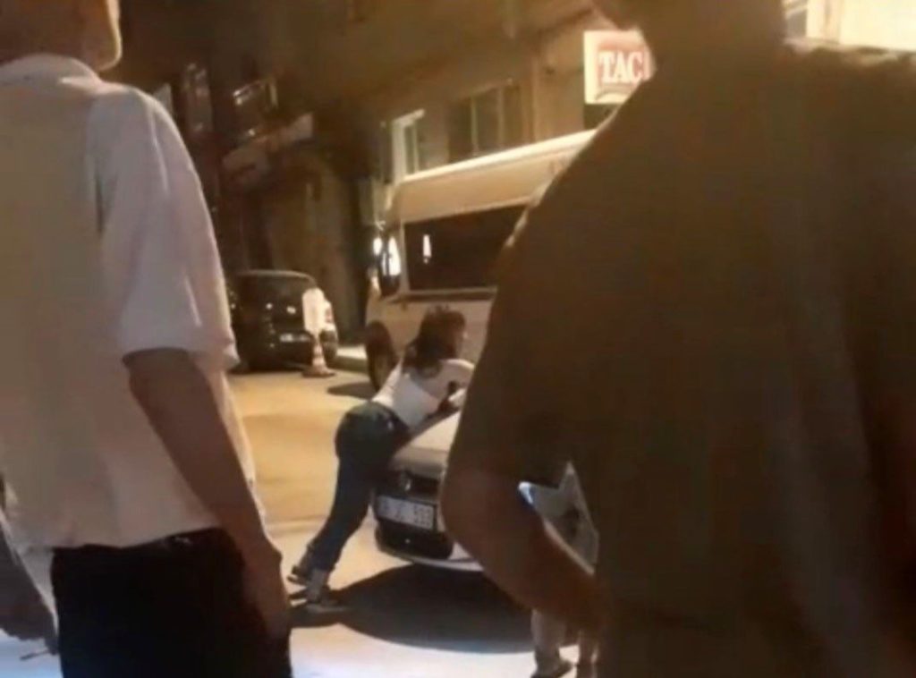 bursada sokak ortasinda film gibi olay kaputa asilan kadin aracla birlikte suruklendi fa8c9cdc175b |