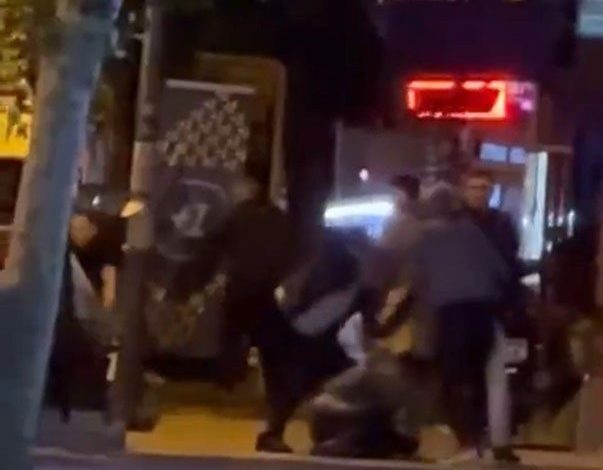 Bursa’da tartıştıkları kişiyi tekme tokat darp ettiler 1 bursada tartistiklari kisiyi tekme tokat darp ettiler 8dcd1404c9a3 |