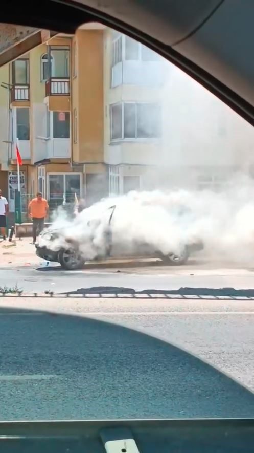 buyukcekmecede park halindeki otomobil kendiliginden alev aldi e4fc00cb2531 |