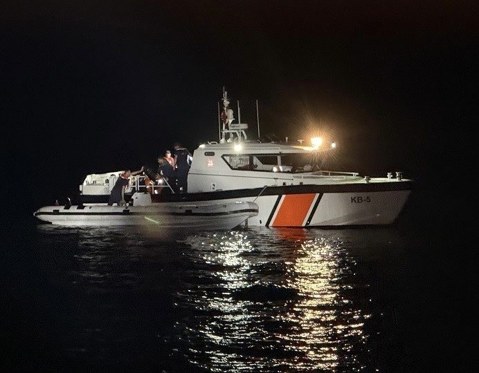 canakkalede 18 kacak gocmen ile 1 insan kacakcisi yakalandi 4beaa969f604 |