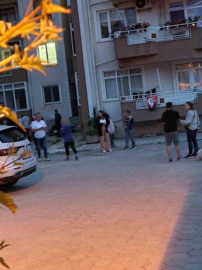 canakkalede cam silen kadin 2nci kattan duserek hayatini kaybetti eeb72b8d1c07 |