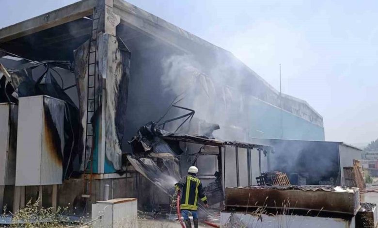 canakkalede plastik cam fabrikasinda cikan yangin sonduruldu 1 calisan yaralandi b9fb7f12289a |