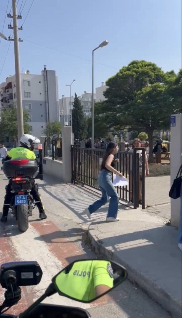 canakkalede sinava gec kalan ogrencileri polis ekipleri yetistirdi 1718a0b2e973 |