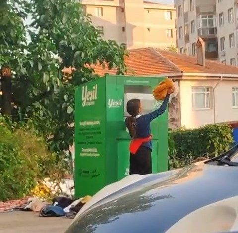 canlarini hice sayarak giysi kumbarasindan kiyafet caldilar e84502bd7947 |