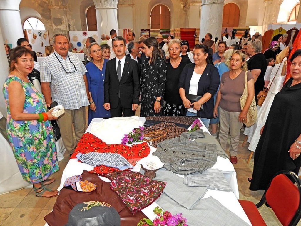 cesme halk egitim merkezinden yil sonu sergisi e7f21d853258 |