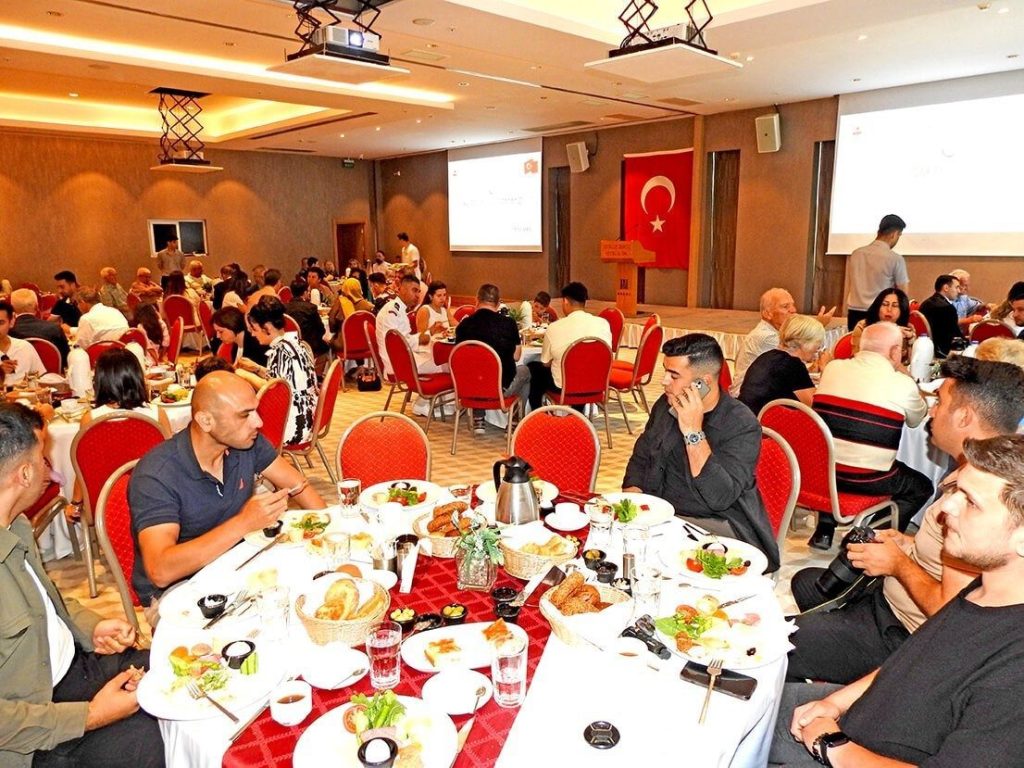 cesme kaymakami maraslidan bayramda anlamli bulusma 6582af3843c8 |