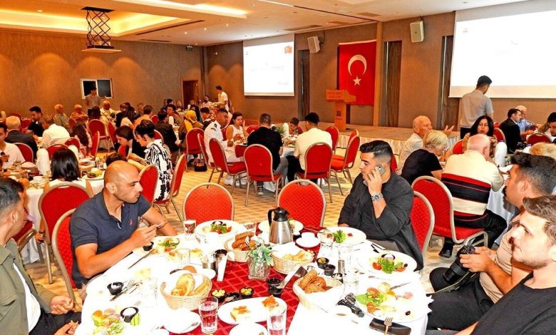 cesme kaymakami maraslidan bayramda anlamli bulusma 6582af3843c8 |