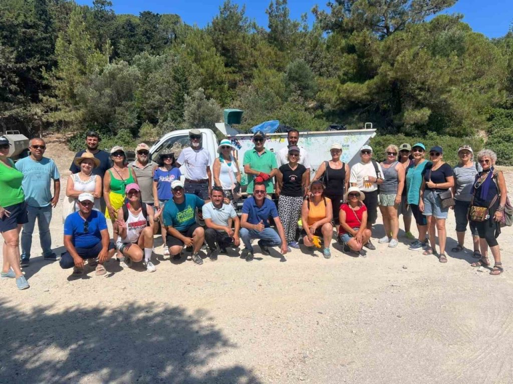 cesmede duyarli vatandaslardan ornek temizlik etkinligi 981f0ce16136 |