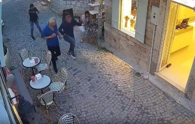 Çeşme’de iş insanına silahlı saldırıda bulunan 6 şüpheli tutuklandı 1 cesmede is insanina silahli saldirida bulunan 6 supheli tutuklandi 723184ae80d3 |