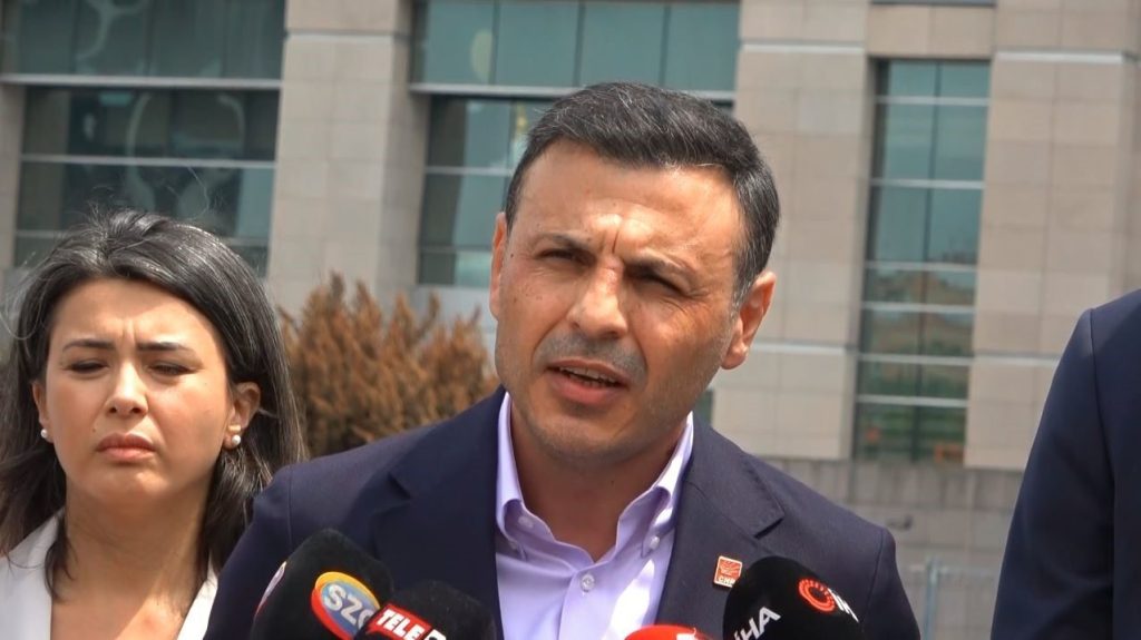 chp istanbul il baskani ozgur celik adliye onunde aciklamalarda bulundu f8b028628c53 |