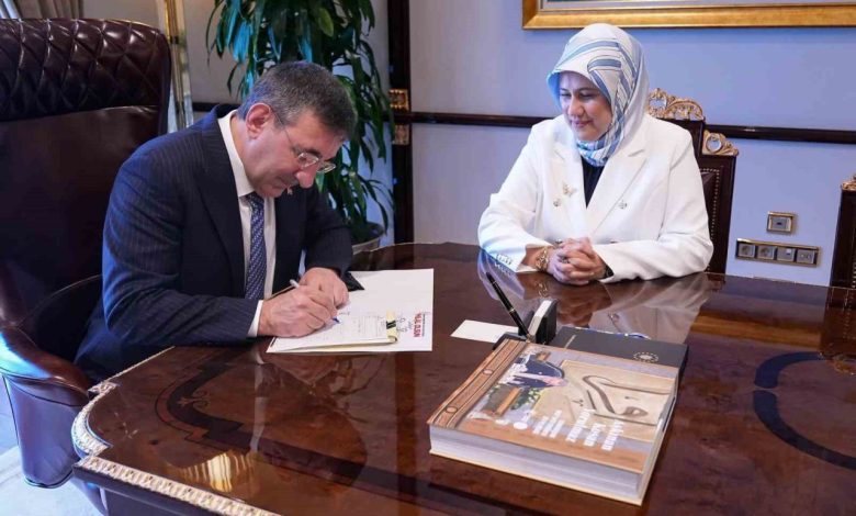cumhurbaskani yardimcisi yilmaz kurban vekaletini turk kizilaya verdi aae2b78b143f |