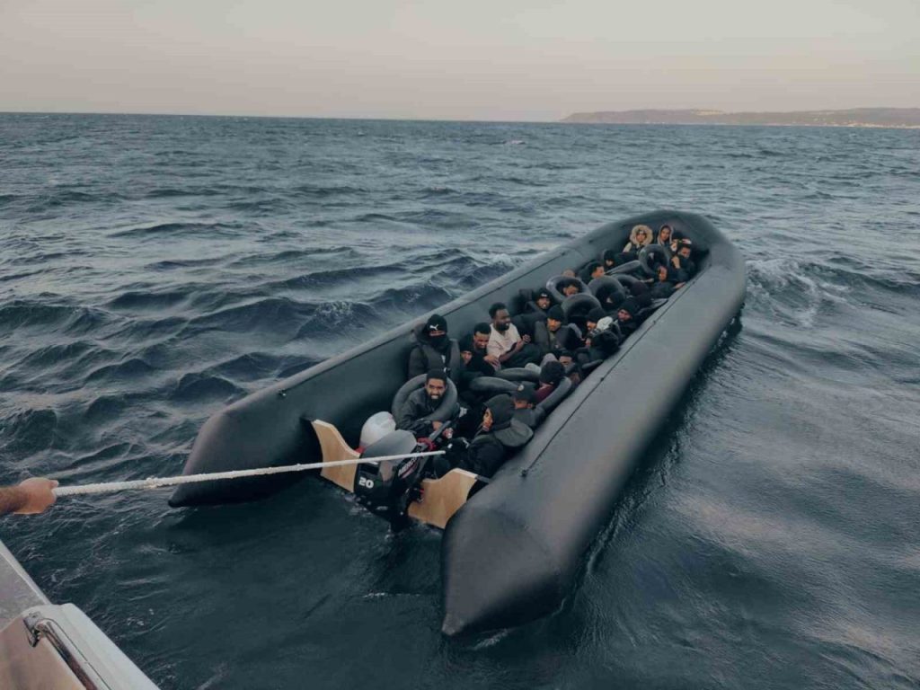 denizde mahsur kaldilar gocmenleri sahil guvenlik kurtardi 37cdc279e347 |