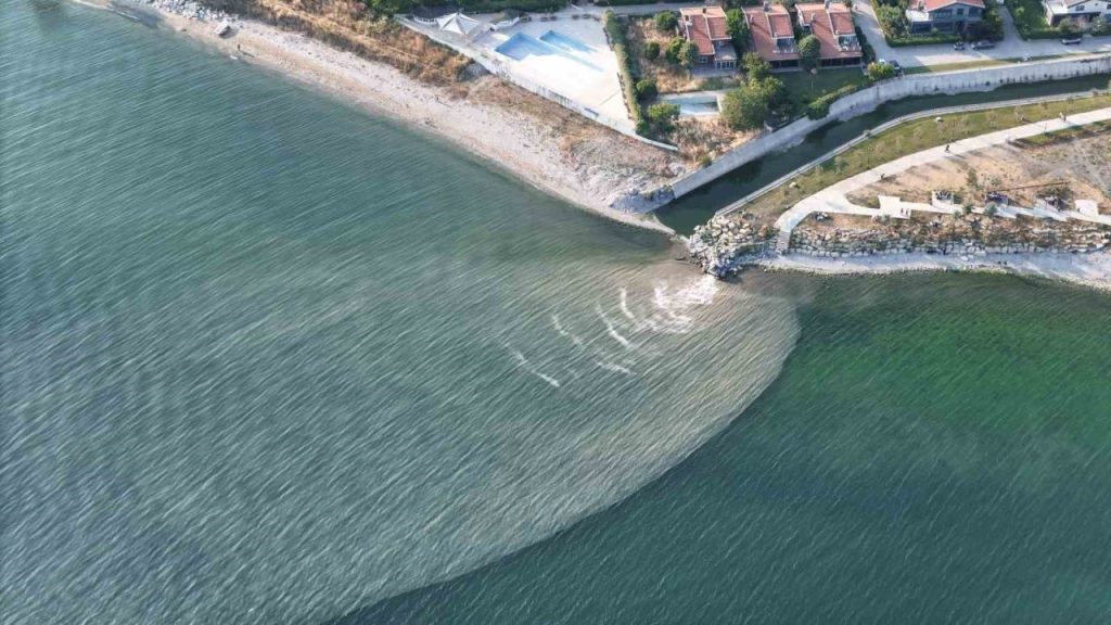 denize karisan kanalizasyon suyu nedeniyle deniz kahverengine dondu 88f0f5c2ed9a |