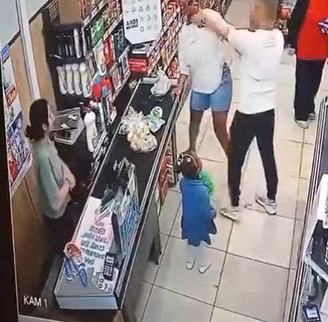 esenyurtta bir adam kasa sirasinda tartistigi kadina saldirdi o anlar kamerada aea053c0979b |