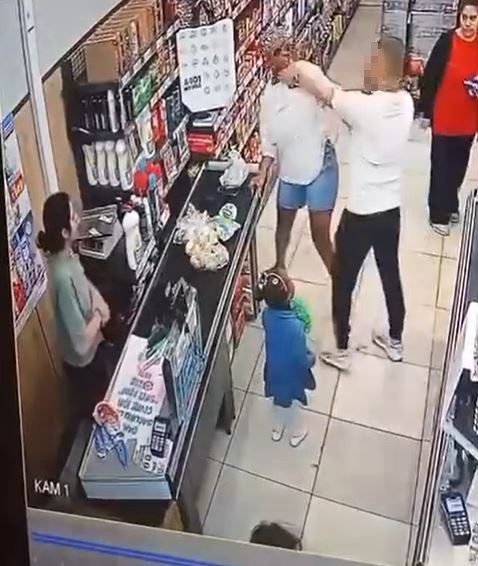 esenyurtta bir adam kasa sirasinda tartistigi kadina saldirdi o anlar kamerada aea053c0979b |