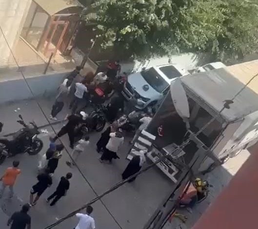 Esenyurt’ta şüphe üzerine polisin durdurduğu şahıs ve ailesi ortalığı karıştırdı: O anlar kamerada 1 esenyurtta suphe uzerine polisin durdurdugu sahis ve ailesi ortaligi karistirdi o anlar kamerada 3a23ac4cf9ad |