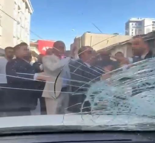 esenyurtta yolu kapatan dugun konvoyuna tepki gosterince tas ve yumruklarin hedefi oldu d07f718c2e64 |