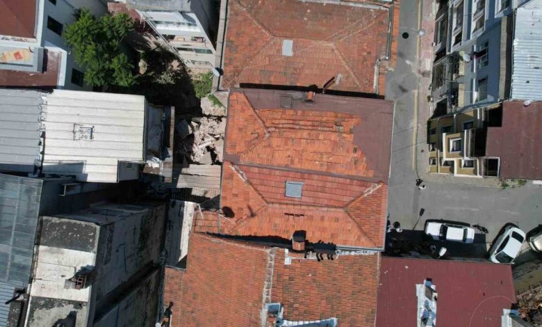 fatihte 3 katli binanin balkonu coktu bina tahliye edildi c78a334693e4 |
