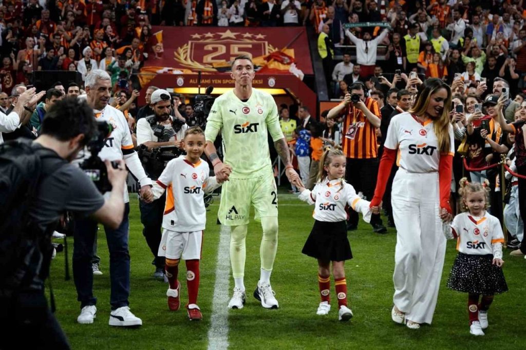 fernando muslera galatasaraya veda etmiyorum cunku galatasaray benim evim 14efd2c853fd |