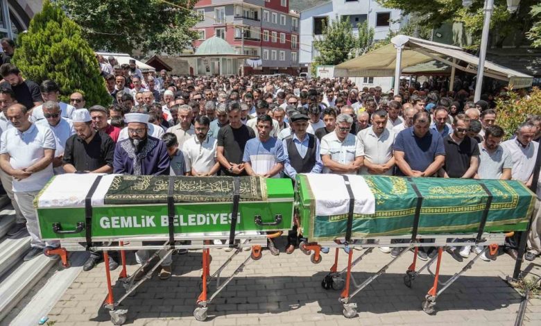 Gölde boğulan iki küçük kuzen yan yana uğurlandı 1 golde bogulan iki kucuk kuzen yan yana ugurlandi eec0103ebb9f |