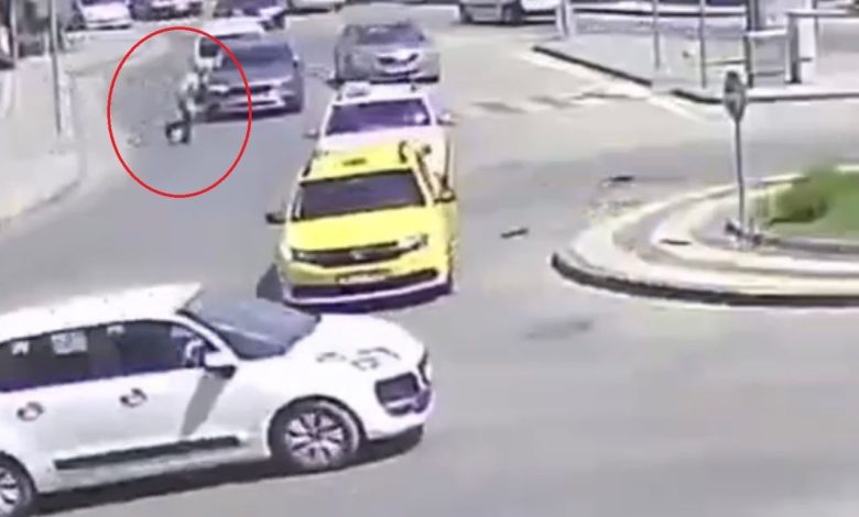 gorenleri hayrete dusuren kaza kamerada otomobilin carpmasiyla savruldu hicbir sey olmamis gibi yoluna devam etti 0c6da530ed69 |