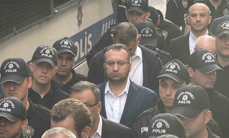 İBB’ye yönelik soruşturmada 5’inci dalgada gözaltına alınan şüpheliler sağlık kontrolüne getirildi 1 ibbye yonelik sorusturmada 5inci dalgada gozaltina alinan supheliler saglik kontrolune getirildi e7bb608e7d5b |