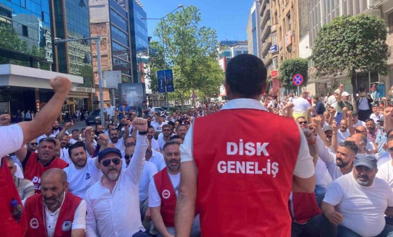 izmir buyuksehirde grev besinci gununde iscilerin eylemi suruyor 58236e92c7a9 |