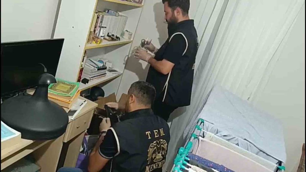 izmirde fetonun hucre evlerine operasyonda 27 tutuklama 651176c5cd18 |