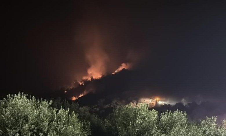 İzmir’deki yangın yerleşim yerlerini tehdit etmeye devam ediyor 1 izmirdeki yangin yerlesim yerlerini tehdit etmeye devam ediyor a702de07be17 |