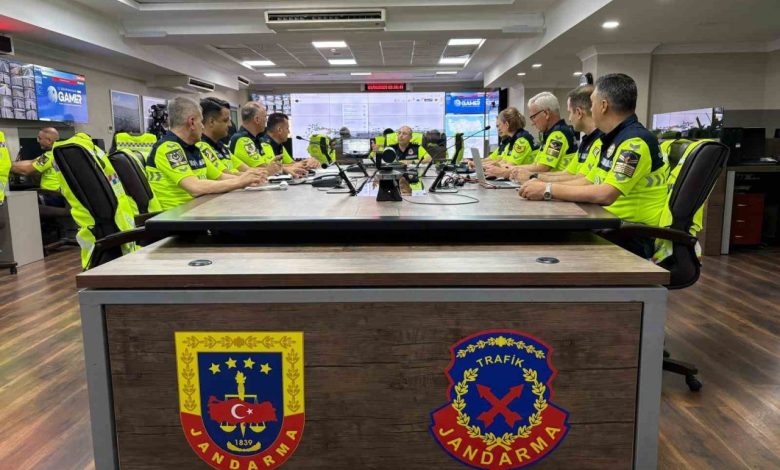 jandarma sorumluluk bolgelerindeki kara yollari trafik izleme merkezinden araliksiz takip ediliyor 957117a2e0b7 |