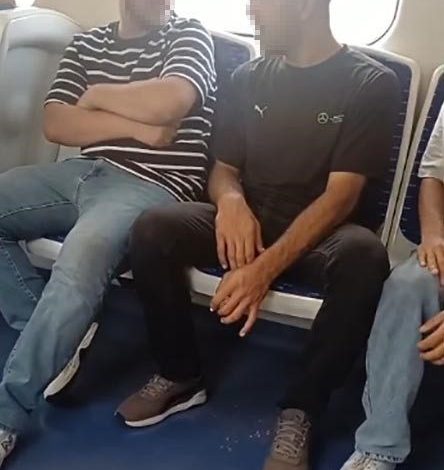 Kalabalığa aldırmadan İZBAN’da sigara içti, o anlar kamerada 1 kalabaliga aldirmadan izbanda sigara icti o anlar kamerada 8509695ff8fd |