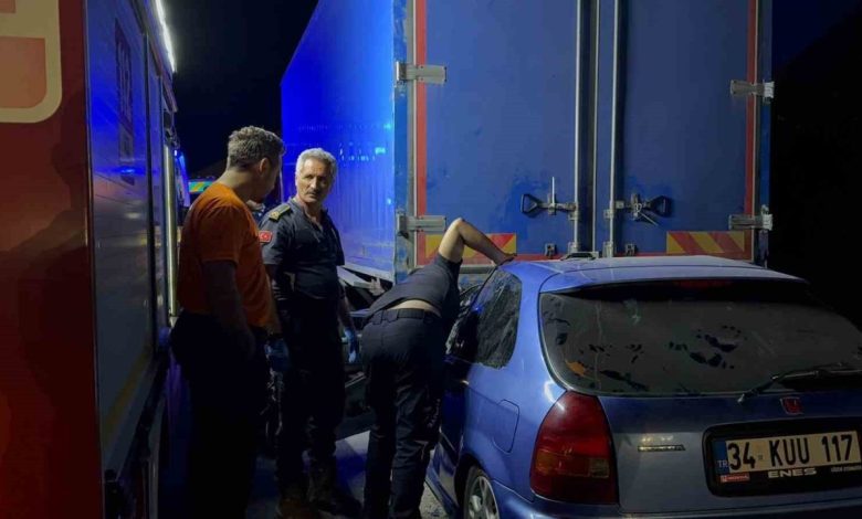 Kamyonun altına giren otomobilde can pazarı: 1 ölü, 1 ağır yaralı 1 kamyonun altina giren otomobilde can pazari 1 olu 1 agir yarali 455053040c94 |
