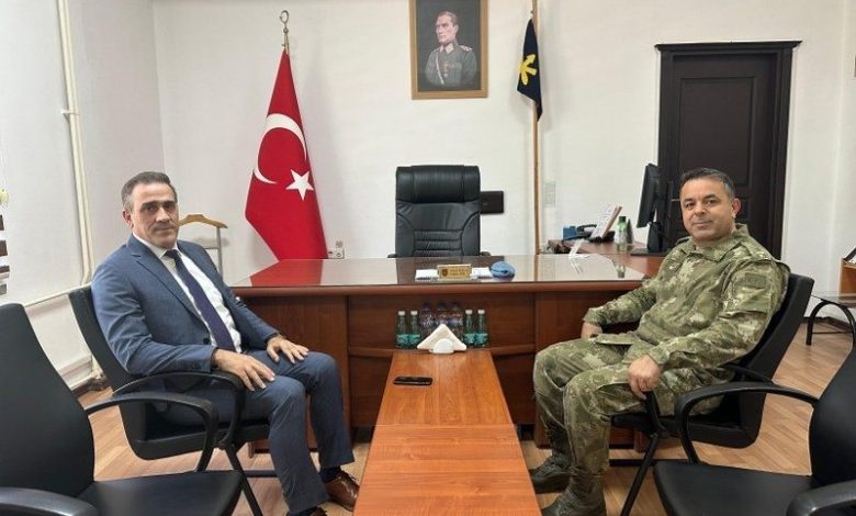 Kaymakam Memiş’ten Garnizon Komutanı Binbaşı Kaya’ya veda ziyareti 1 kaymakam memisten garnizon komutani binbasi kayaya veda ziyareti 499e55019521 |