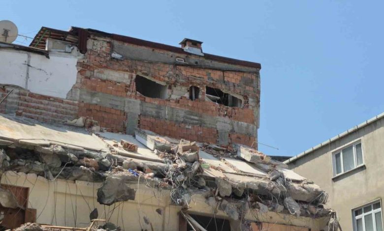 kentsel donusum yikiminda sultangazide 5 katli binanin duvari zarar gordu aa6227e8b201 |