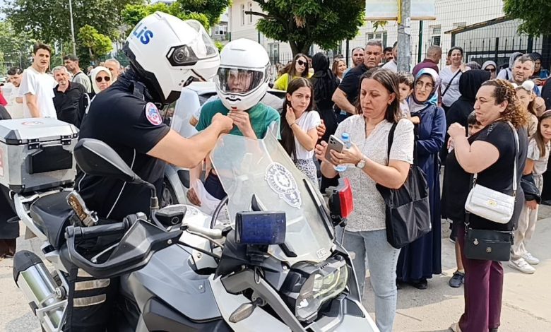 Kimliğini düşüren gencin imdadına yunus polisleri yetişti 1 kimligini dusuren gencin imdadina yunus polisleri yetisti 4bf6139e4c8f |