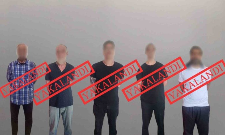 kirmizi bultenle aranan 5 kisi yakalanarak turkiyeye getirlidi e12019bb7e8e |