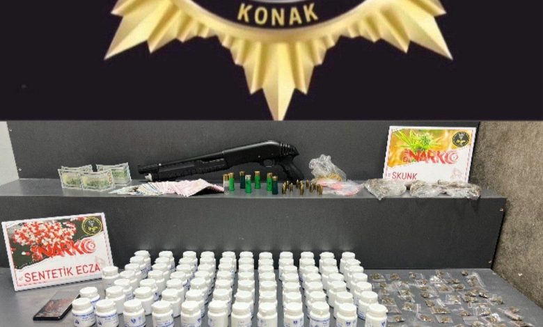 Konak’ta uyuşturucu tacirlerine geçit yok: 13 tutuklama 1 konakta uyusturucu tacirlerine gecit yok 13 tutuklama 5c69f5482ff1 |
