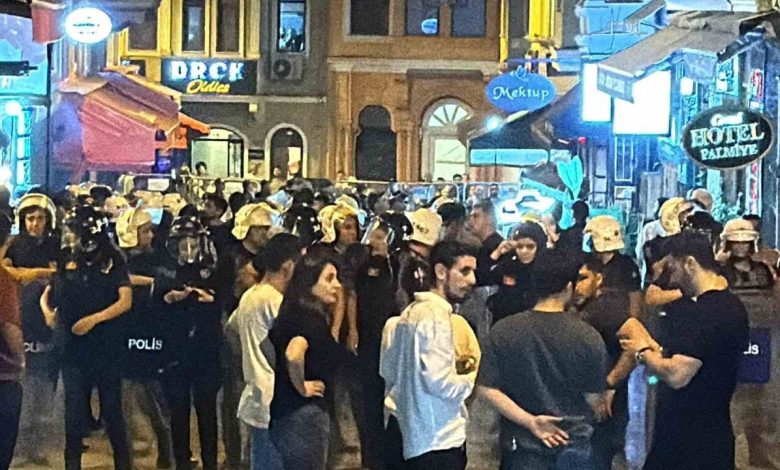 Leman dergisine tepki gösteren vatandaşlar, dergi binası önünde toplandı 1 leman dergisine tepki gosteren vatandaslar dergi binasi onunde toplandi 079759802681 |