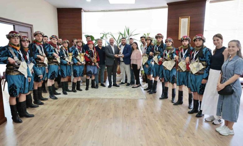 Menemen, halk oyunlarında Türkiye şampiyonluğu gururu yaşadı 1 menemen halk oyunlarinda turkiye sampiyonlugu gururu yasadi f234a7bae2e4 |