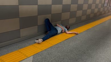 metro istasyonunda sizip kaldi ben neredeyim birakin yatayim dedi b3bc87aa5fa3 |