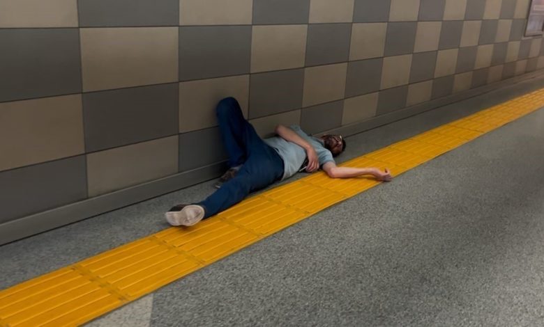 metro istasyonunda sizip kaldi ben neredeyim birakin yatayim dedi b3bc87aa5fa3 |