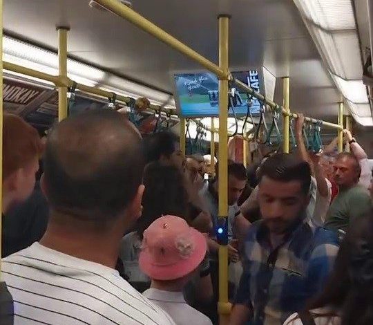 Metroda yer verme tartışması çıktı, ortalık karıştı... 1 metroda yer verme tartismasi cikti ortalik karisti 41c4313f97bb |