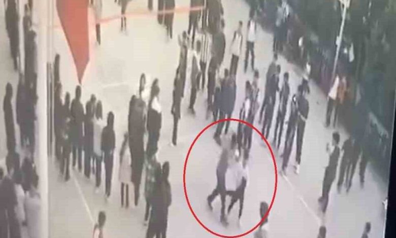 Öğretmenden öğrenciye su sıçrattın dayağı kamerada 1 ogretmenden ogrenciye su sicrattin dayagi kamerada 01f0c378139a |