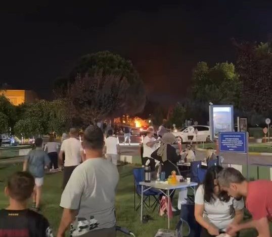 ozdilek parkta yukselen alevler serinlemek icin gelenlerin tadini kacirdi 17b280333a3d |