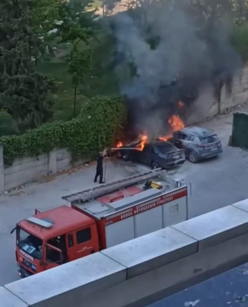 park halindeki arac alev topuna dondualevler bir baska araca sicradi 978f9ba2bb96 |