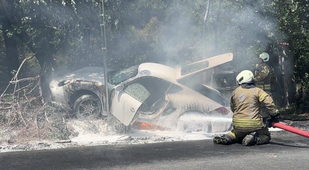 sariyerde kaza yapan luks otomobil alev aldi surucu son anda kurtuldu 0ea95c2abe72 |