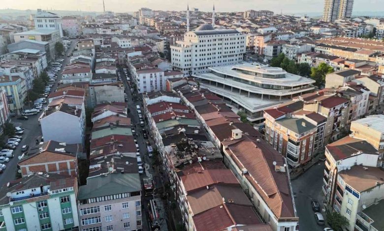 Sultangazi’de çatı yangını yan binalara sıçradı: Yanan çatılar dronla görüntülendi 1 sultangazide cati yangini yan binalara sicradi yanan catilar dronla goruntulendi 2fe012ecec47 |