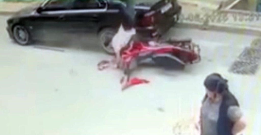 sultangazide motosikletli park halindeki otomobile carpti 1c3465d9aba0 |