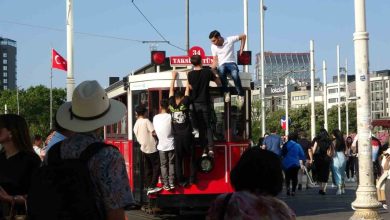 taksimde nostaljik tramvayin uzerinde tehlikeli yolculuk 4e20c95ff341 |